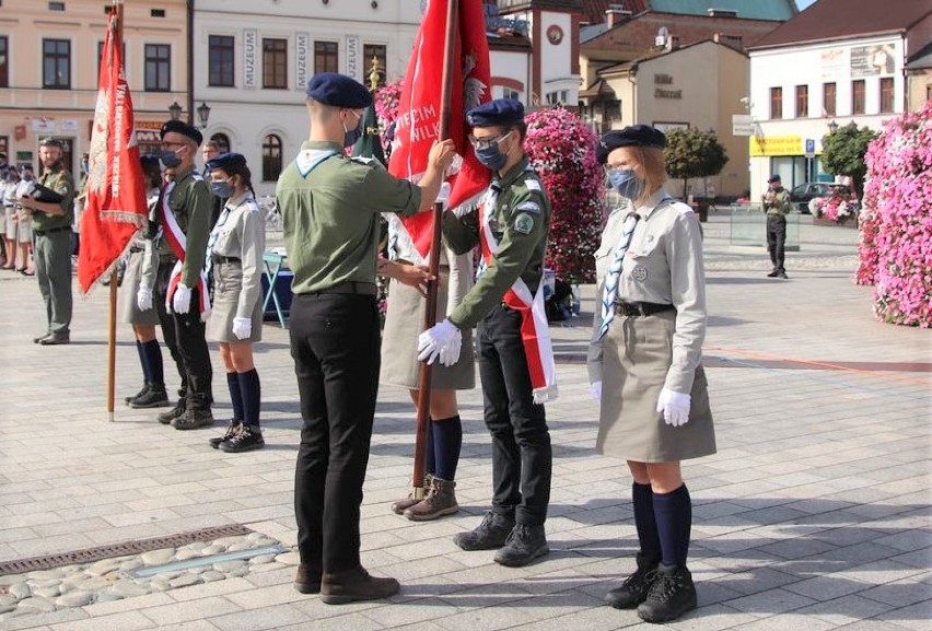 Hufiec ZHP w Oświęcimiu ma nowego patrona i sztandar. Harcerska uroczystość na Rynku w Oświęcimiu [ZDJĘCIA]