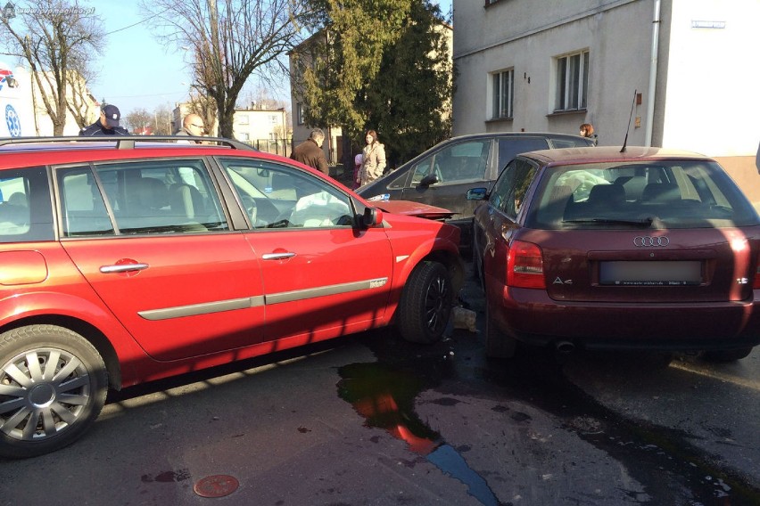 Wypadek samochodów osobowych na ulicy Mickiewicza w Mogilnie [ZDJĘCIA]
