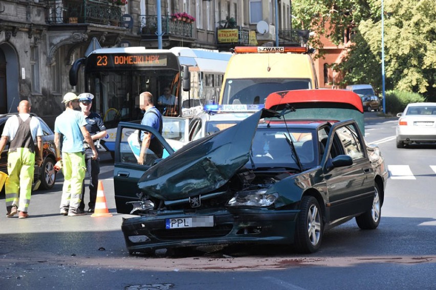 Wypadek na ulicy Piastowskiej w Legnicy [ZDJĘCIA] 