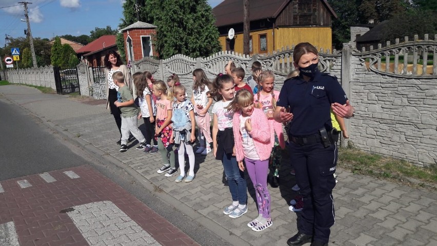 O bezpieczeństwie policjanci w szkołach i przedszkolach Zduńskiej Woli i gminy Zduńska Wola ZDJĘCIA