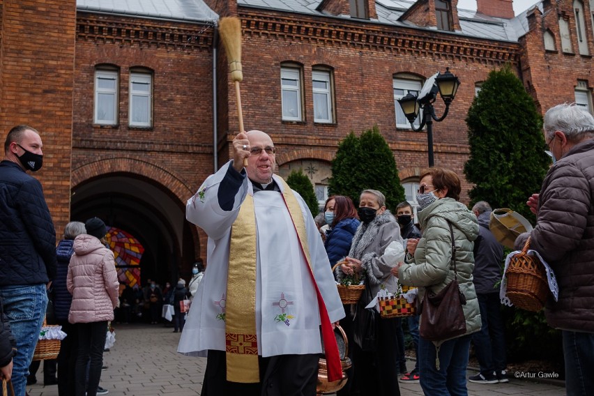 Święcenie pokarmów w Tarnowie. Piękna tradycja Wielkiej Soboty z powodu pandemii odbywała się na placach przed kościołami [ZDJĘCIA]