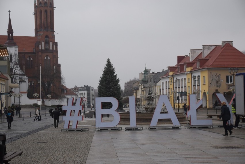 Białystok coraz piękniejszy na święta! Wkrótce rozbłysną choinkowe lampki i rozpocznie się bożonarodzeniowy jarmark (ZDJĘCIA)