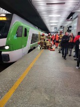 Wypadek na stacji Warszawa Śródmieście. Pociąg Kolei Mazowieckich potrącił mężczyznę. Występują ogromne utrudnienia w ruchu