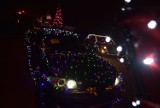 Świąteczne auta w Żorach! Kolorowe lampki, choinki, dmuchany Mikołaj i Bałwan... Świątecznie przystrojone samochody przejechały ulicami Żor