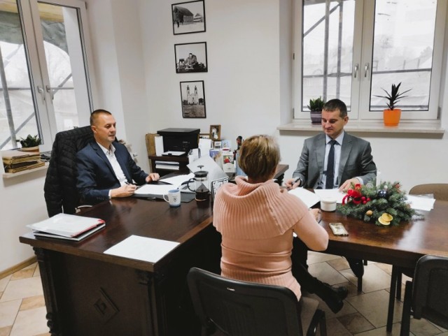 Wójt podpisał umowę z wykonawcą inwestycji drogowych na terenie gminy Bakałarzewo