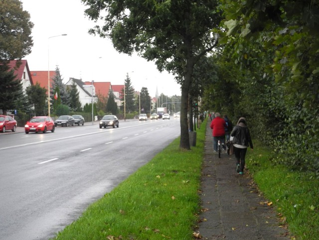 Nie brakuje rowerzystów, którzy dla bezpieczeństwa wolą jechać na ulicy Szczecińskiej chodnikiem niż jezdnią.
