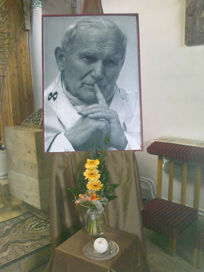 Portret Jan Pawła II. Parafia św. Brata Alberta w...