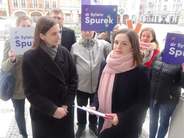Sylwia Spurek (po lewej) podczas wizyty w Kaliszu w trakcie kampanii do PE