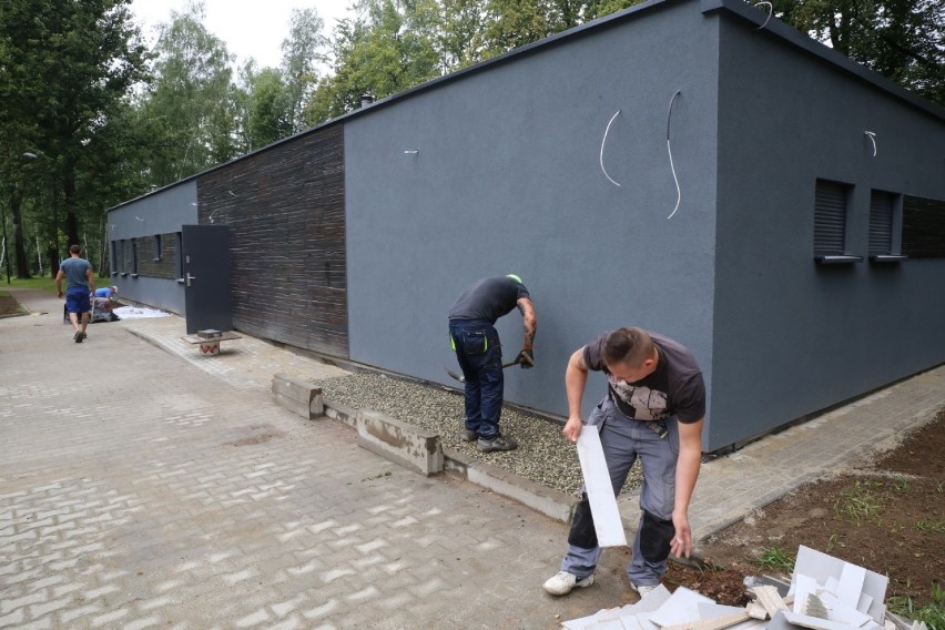 Nowe szatnie i prysznice budują przy boisku w Kamieniu