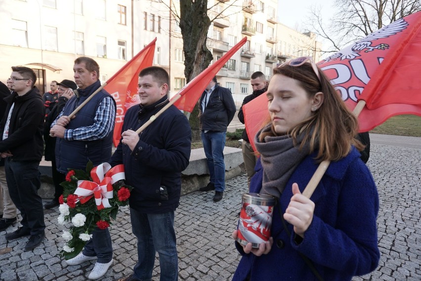 Dni Pamięci Żołnierzy Wyklętych w Łodzi. Uroczystości pod Pomnikiem Ofiar Komunizmu [ZDJĘCIA]