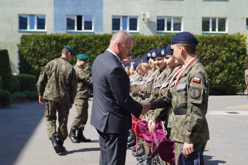 Uczniowie V Liceum Ogólnokształcącego im. Jana III Sobieskiego w Kaliszu znają się na musztrze ZDJĘCIA