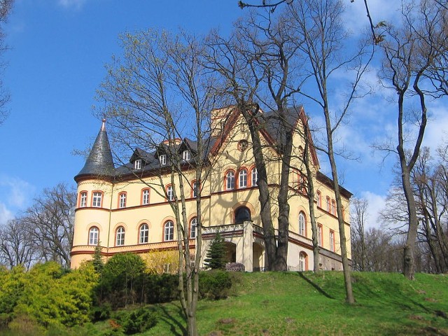 Najbliżej naszego miasta położona jest wieś Jastrzębie znajdująca się pod  Raciborzem. We wsi znajduje się budynek dawnego sanatorium, w którym władze chcą teraz ponownie utworzyć ośrodek uzdrowiskowy. Co ciekawe, chcą się wzorować na uzdrowisku, które przez lata funkcjonowało w naszym mieście.