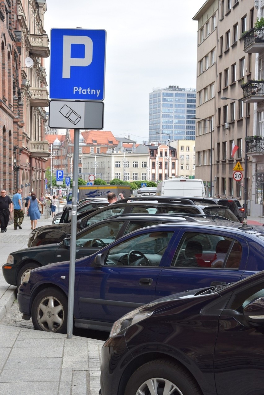 Katowice mają raport na temat parkingów w Śródmieściu. To zapowiedź wyższych opłat za postój dla przyjezdnych