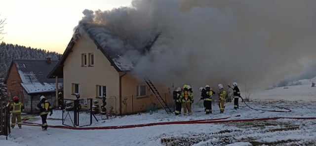 Wielka akcja gaśnicza w Klimkówce, przysiółek Flasza. Płonie dom i garaż