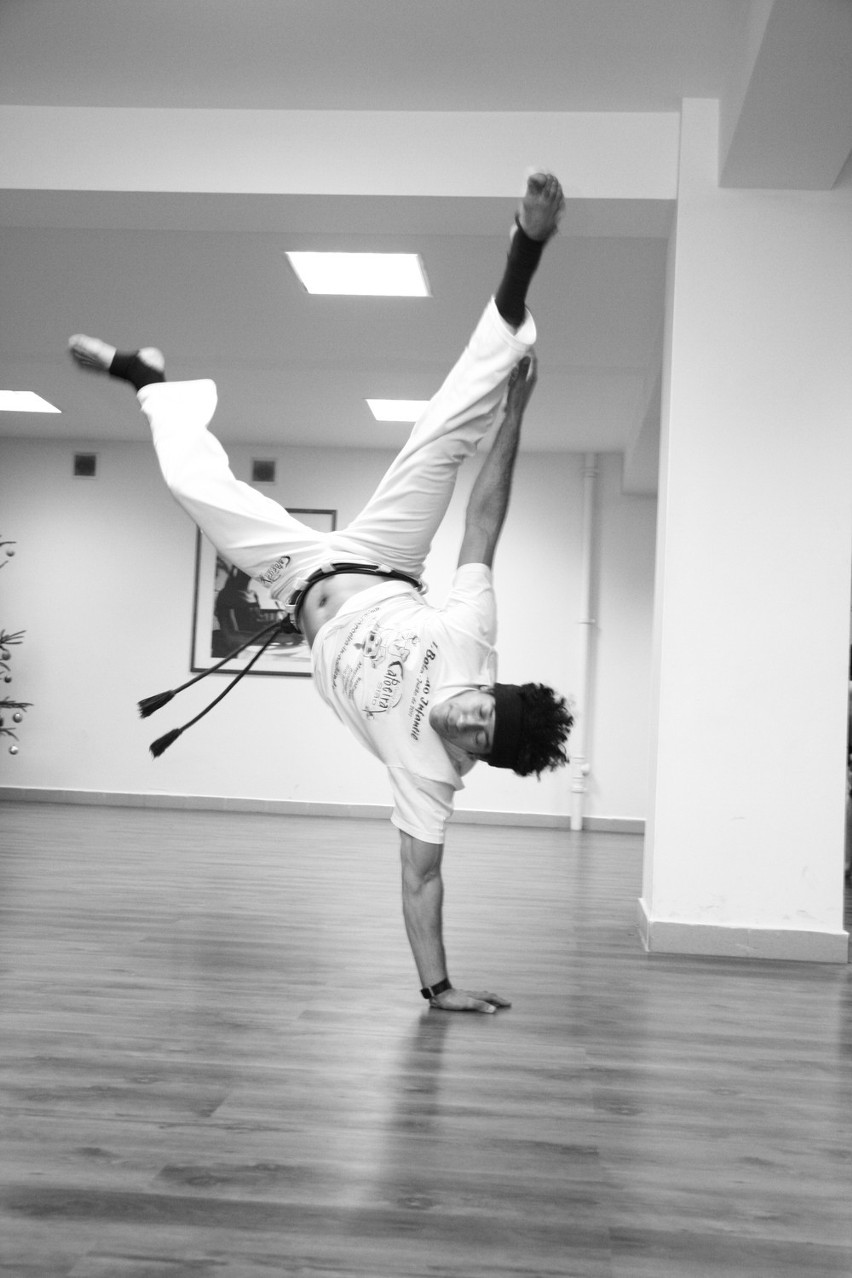 Capoeira to połączenie sztuki walki, akrobatyki, elementów...