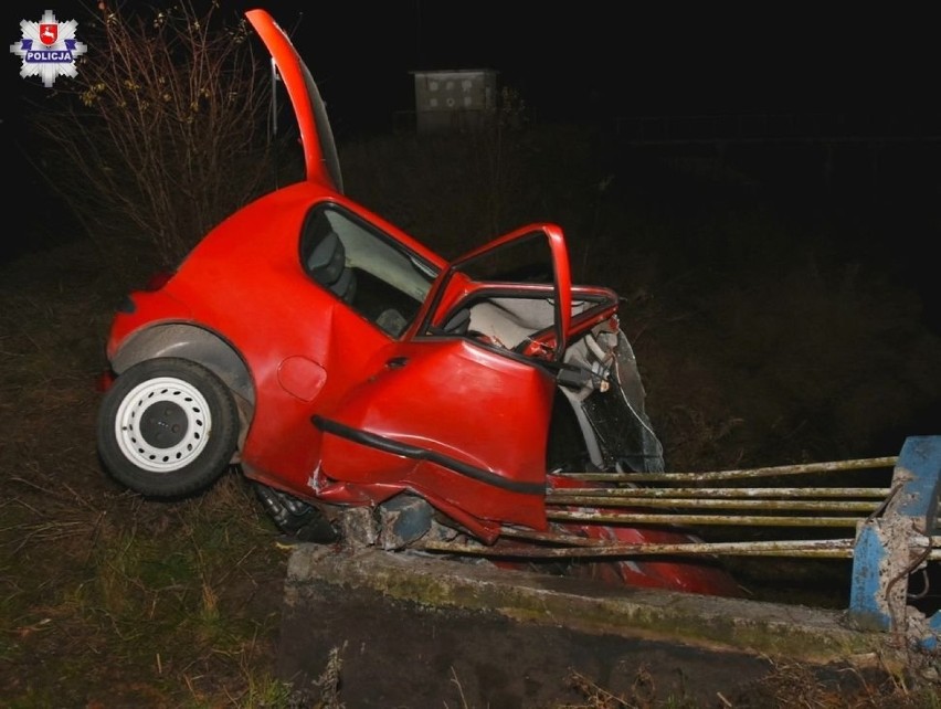 Wola Mysłowska. Kierowca seicento uderzył w barierę mostu. Trafił do szpitala