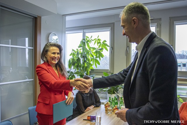 Umowę podpisali Beata Cenkalik,dyrektor kliniki InviMed w Katowicach i Maciej Gramatyka, zastępca prezydenta Tychów ds. społecznych