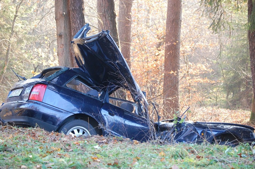 Wypadek. Dachem uderzył w drzewo. 23-latek był nietrzeźwy