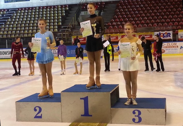 Podium wśród juniorek-solistek memoriału im. Krystyny Mydlarz w Oświęcimiu, którym otworzono nowy sezon łyżwiarstwa figurowego. Z lewej Ada Wawrzyk, z prawej Elżbieta Gabryszak.