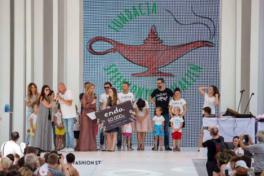 Kraków. Pokaz charytatywny na Fashion Square. Na wybiegu znani artyści