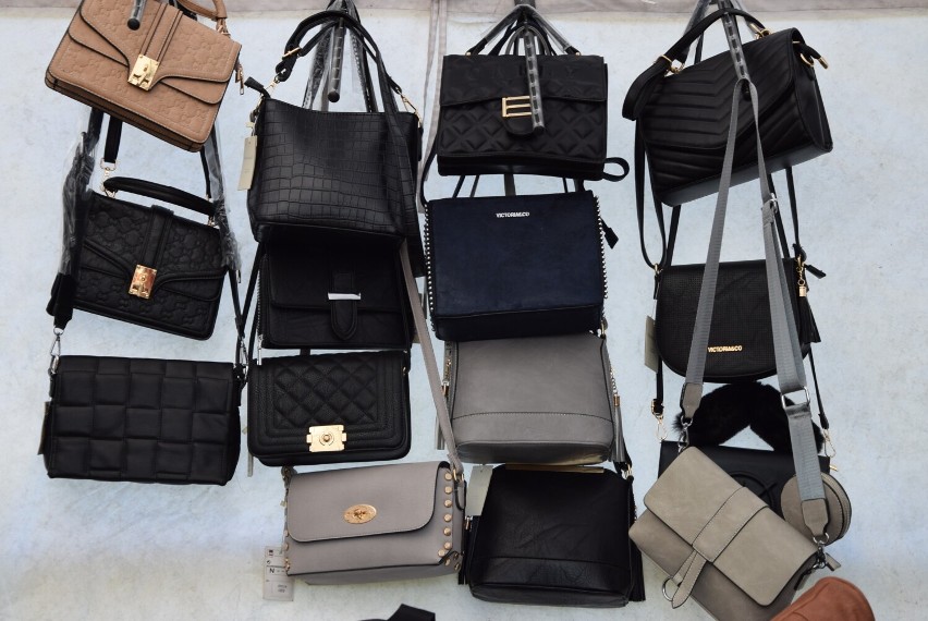 Takie torebki, torebeczki i portfele kupisz na rzeszowskim targowisku przy ulicy Dworaka 