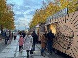Duży ruch na zlocie food trucków w Częstochowie - do wyboru burgery, kuchnia japońska, góralska i coś słodkiego. Zobacz zdjęcia!