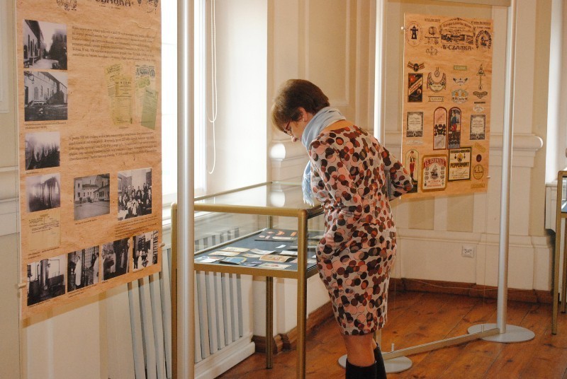 W kościańskim muzeum otwarto wystawę zatytułowaną &quot;Fabryka Likierów i Wódek Warzyńca Czajki&quot;