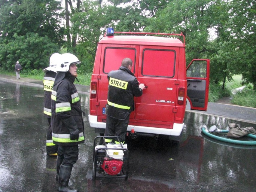 Burza w Ostrowie: Strażacy usuwają skutki nawałnicy [ZDJĘCIA]