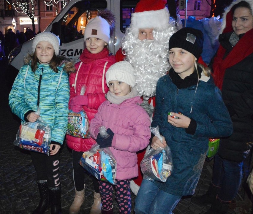 Miejska choinka 2019 na Starym Rynku w Łowiczu [ZDJĘCIA]