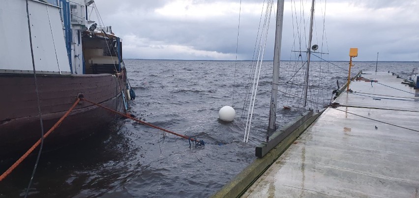 Port rybacki Puck: grudniowy sztorm zatopił jacht, zerwał z cum Bar Pomorza