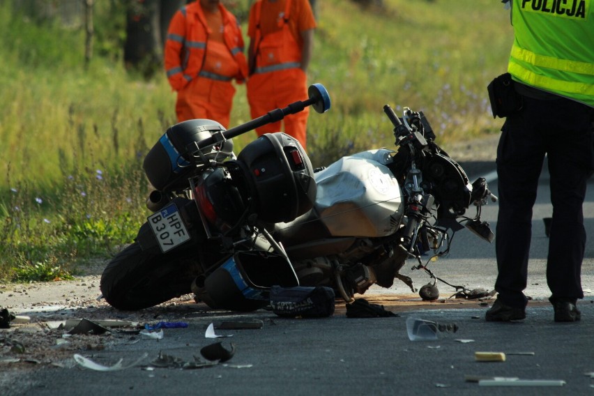 Wypadek na DK 12 w Kozeninie. Zderzenie ciężarówki z jadącym na motocyklu policjantem na służbie [ZDJĘCIA]