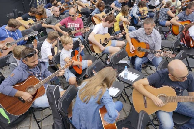 Happening gitarowy to juz stały punkt festiwalu Akademia Gitary.