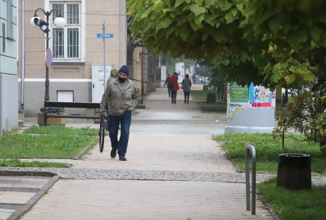 Radomianie w większość przyzwyczaili się do nowych zasad i nosi maseczki także na ulicach.