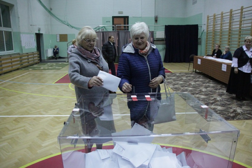 Wybory samorządowe 2018. Powiat brzeski. Trwa głosowanie w lokalach wyborczych [ZDJĘCIA]