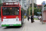 Czy należy ustąpić pierwszeństwa autobusowi ruszającemu z przystanku?