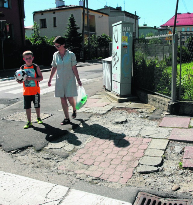 Elżbieta Jaśkowska i jej 11-letni syn Michał bardzo często muszą przechodzić przez skrzyżowanie ulic Kochanowskiego i Kołłątaja