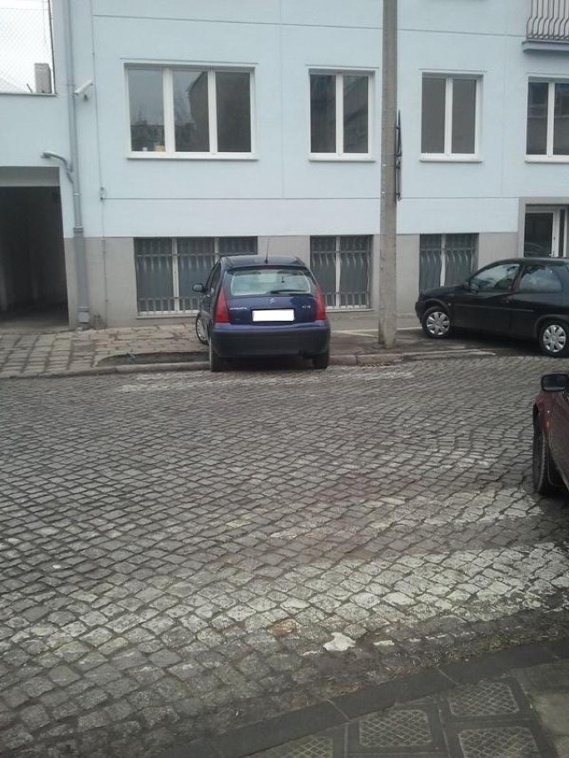 Mistrz parkowania w Poznaniu - na środku przejścia dla pieszych