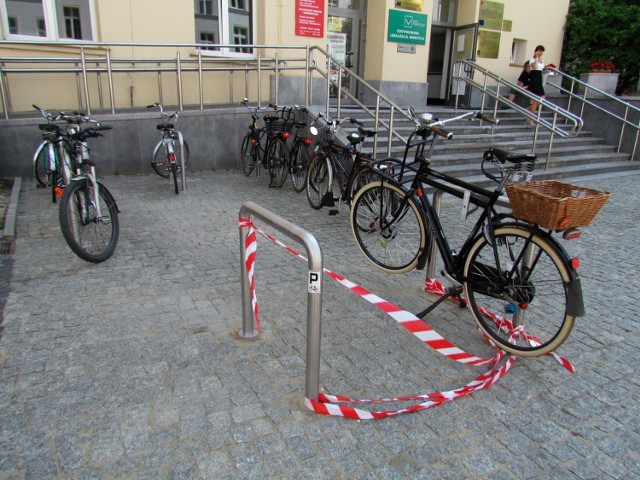 Przybywa miejsc do pozostawienia rowerów na dziedzińcu Urzędu ...