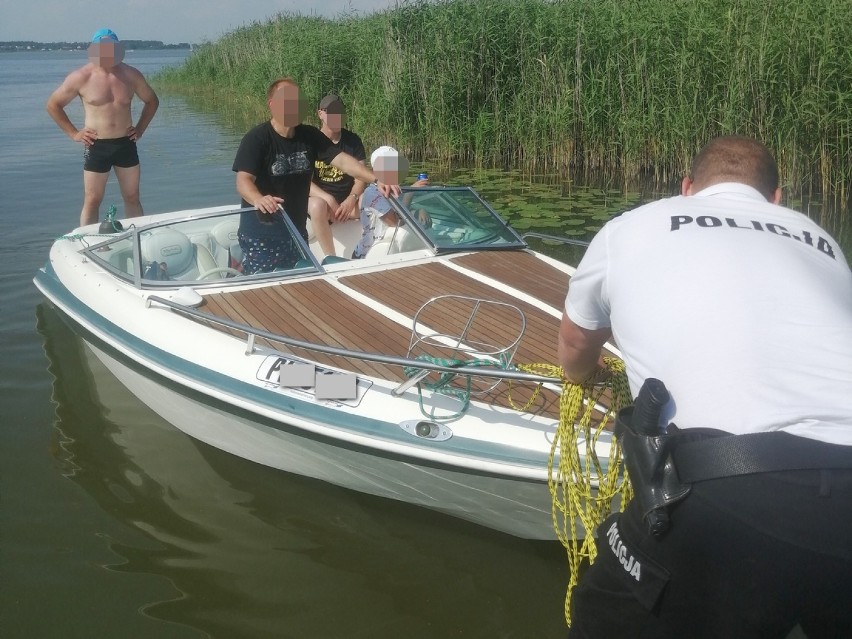 Radziejów. Awaria silnika łodzi na środku jeziora Gopło. Interweniowali policjanci z radziejowskiej grupy wodnej