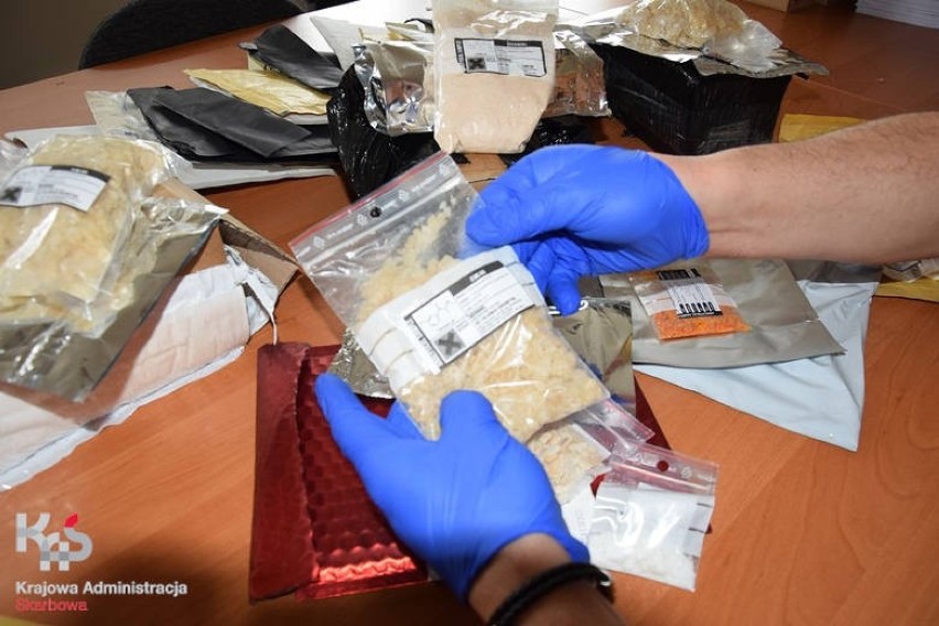 Ponad 350 paczek z dopalaczami, narkotykami i nielegalnymi lekami. Skutki kontroli przesyłek kurierskich i poczty na Pomorzu