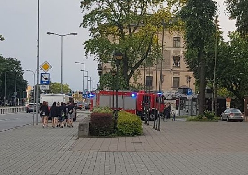 Tarnów. Samochód osobowy poszedł z dymem na parkingu w centrum