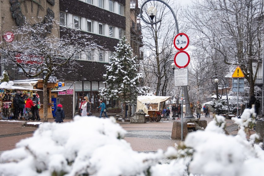 Zakopane. Zima na Wielkanoc. Miasto przykryło się śniegiem. Turystów jak na lekarstwo [ZDJĘCIA]