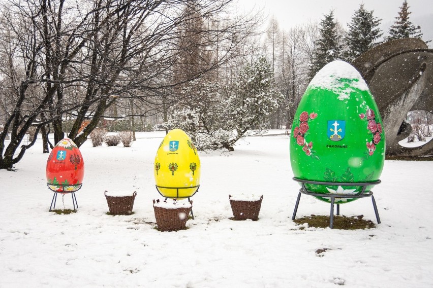 Zakopane. Zima na Wielkanoc. Miasto przykryło się śniegiem. Turystów jak na lekarstwo [ZDJĘCIA]