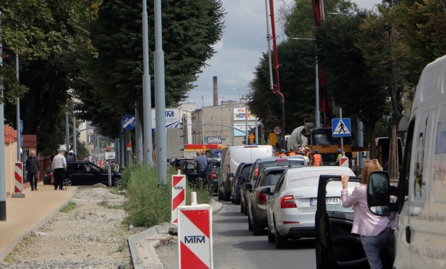 Roboty drogowe w związku z modernizacją sieci tramwajowej trwają w Grudziądzu a kierowcy dzielnie walczą z trudnościami.