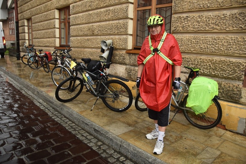 Z diecezji tarnowskiej wyruszyła rowerowa pielgrzymka na Jasną Górę. Chętnych było tak dużo, że trzeba było wstrzymać zapisy 