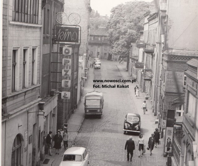Ulica Strumykowa na pięknym zdjęciu Michała Kokota zrobionym na początku lat 70. Po prawej stronie widać fragment dawnej fabryki pierników, a na ścianie pozostałości reklamy Heureki.