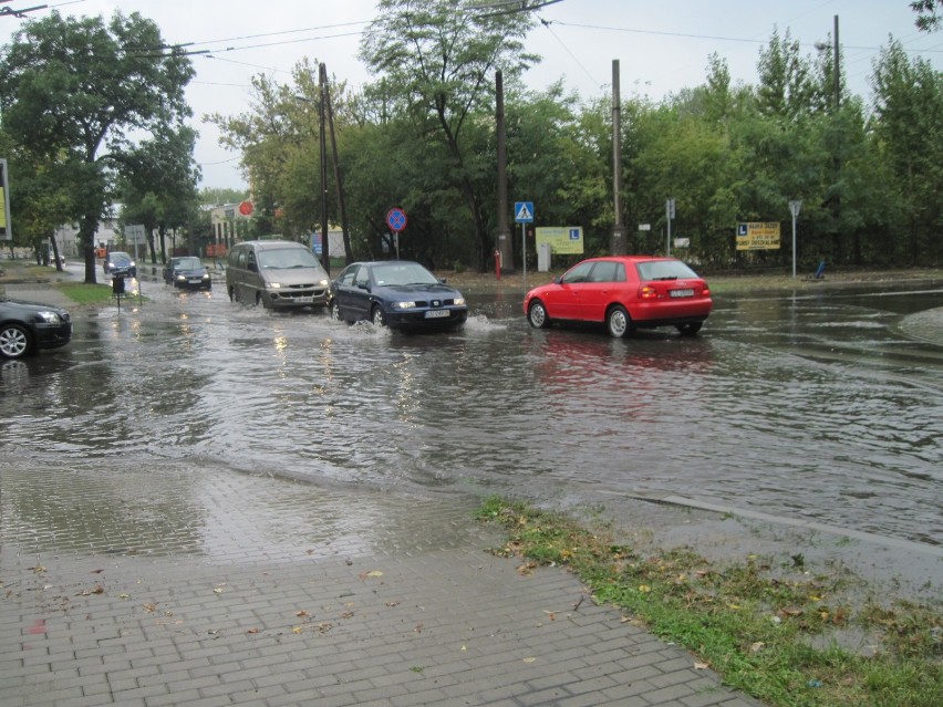 Zatopione skrzyżowanie przy dworcu PKP w Lublinie