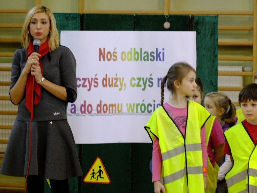 "Bezpieczne ferie" w Lipowej. Spotkanie policji z uczniami [ZDJĘCIA]