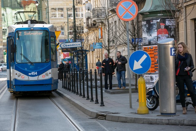 Ulica Rakowicka. ZIKiT postawił słupki na miejscach parkingowych