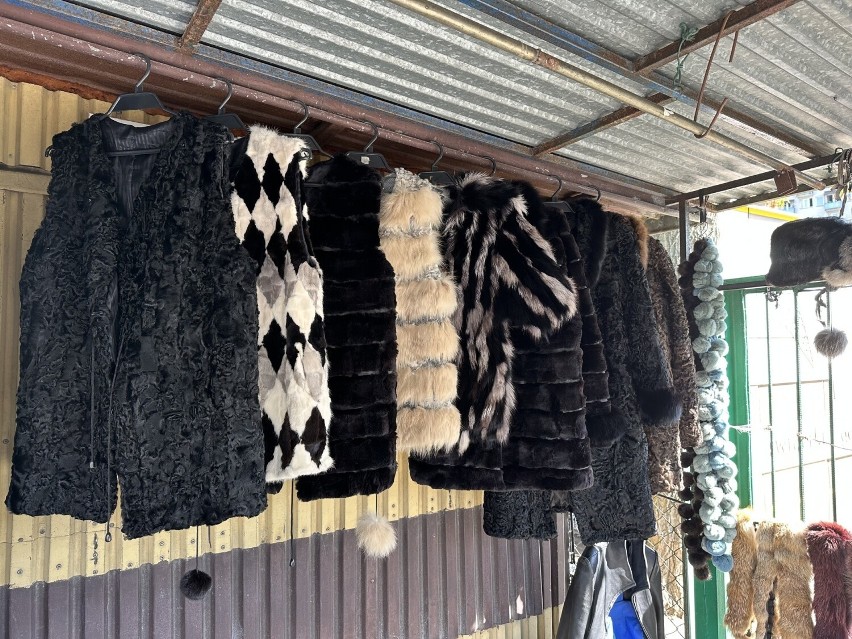 Jesienna moda na kieleckich bazarach. Można już kupić kurtki, swetry, a nawet kożuchy! Co jest na topie? Sprawdź 